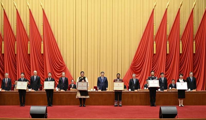 习近平在全国民族团结进步表彰大会上发表重要讲话强调
推进中华民族共同体建设 巩固发展中华民族大团结
李强主持 王沪宁宣读表彰决定 赵乐际蔡奇丁薛祥李希出席「相关图片」