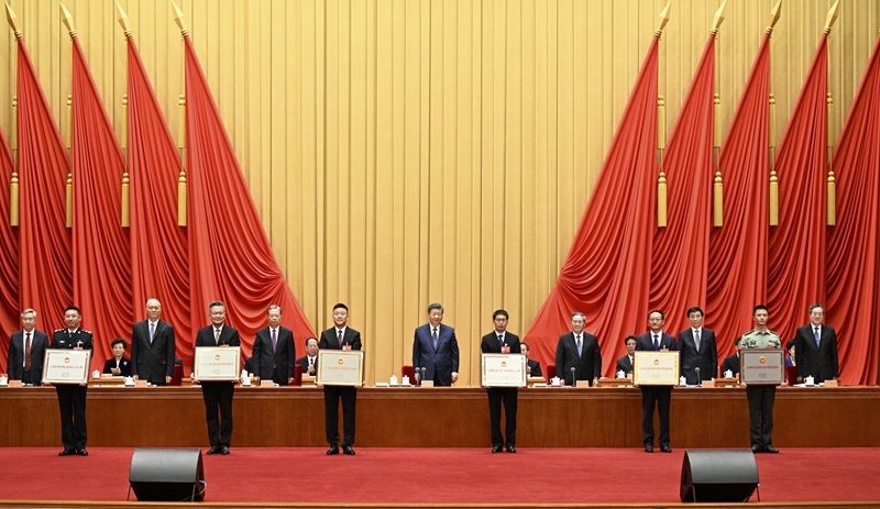 习近平在全国民族团结进步表彰大会上发表重要讲话强调
推进中华民族共同体建设 巩固发展中华民族大团结
李强主持 王沪宁宣读表彰决定 赵乐际蔡奇丁薛祥李希出席「相关图片」