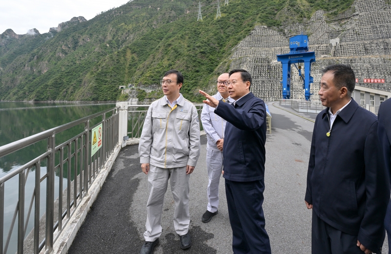 王晓晖在凉山州甘孜州调研时强调
扎实抓好省委十二届六次全会精神贯彻落实
以改革为动力开创四川现代化建设新局面「相关图片」