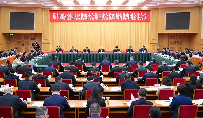 四川代表团举行全体会议
讨论通过代表团全团建议
王晓晖主持 施小琳出席「相关图片」