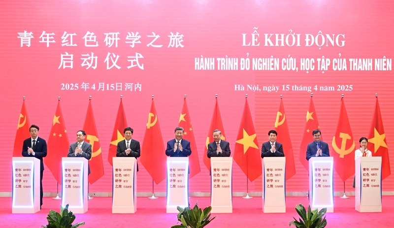 习近平同越共中央总书记苏林、越南国家主席梁强共同会见中越人民大联欢活动代表「相关图片」