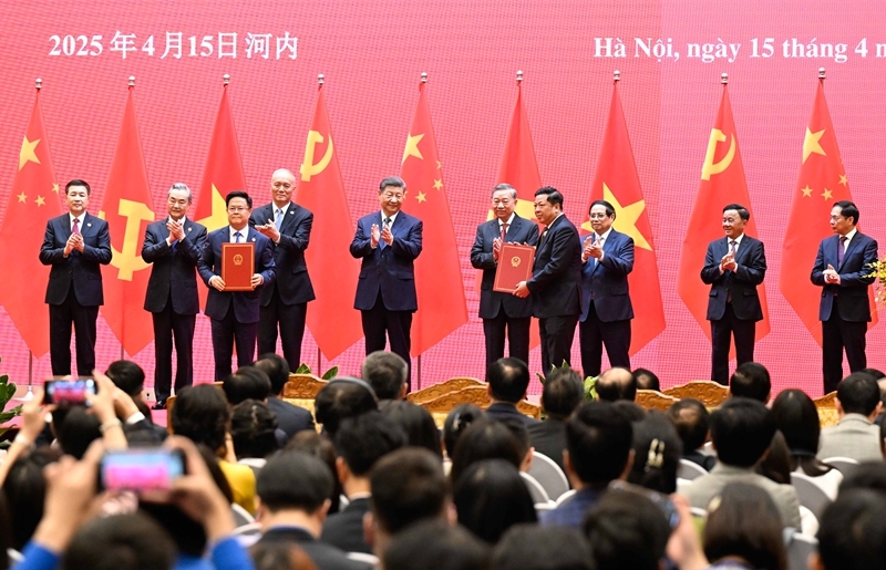 习近平同越共中央总书记苏林、越南国家主席梁强共同会见中越人民大联欢活动代表「相关图片」