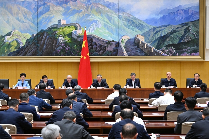 李强在做强国内大循环工作推进会上强调
把做强国内大循环作为推动经济行稳致远的战略之举
丁薛祥主持会议「相关图片」