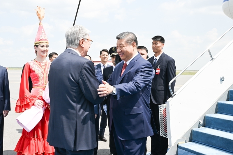 习近平抵达阿斯塔纳出席第二届中国—中亚峰会「相关图片」