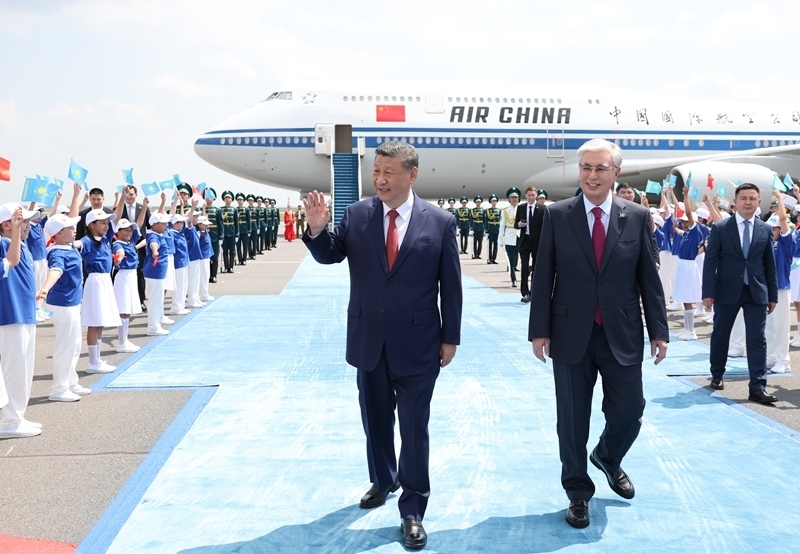 习近平抵达阿斯塔纳出席第二届中国—中亚峰会「相关图片」