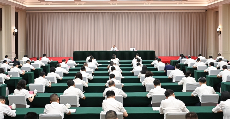 王晓晖向年轻干部讲学习教育专题党课时强调 
在学习教育中练好内功提升修养增强本领 
以更加奋发有为的精神状态干事创业造福群众「相关图片」