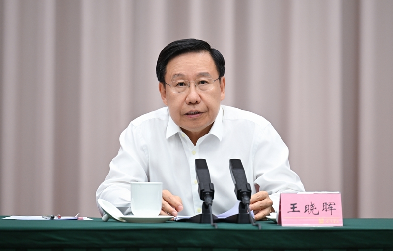王晓晖向年轻干部讲学习教育专题党课时强调 
在学习教育中练好内功提升修养增强本领 
以更加奋发有为的精神状态干事创业造福群众「相关图片」