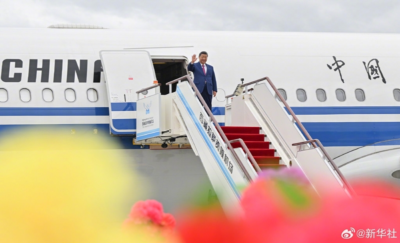 习近平率中央代表团抵达拉萨出席西藏自治区成立60周年庆祝活动  「相关图片」