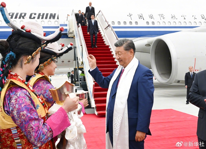 习近平率中央代表团抵达拉萨出席西藏自治区成立60周年庆祝活动  「相关图片」