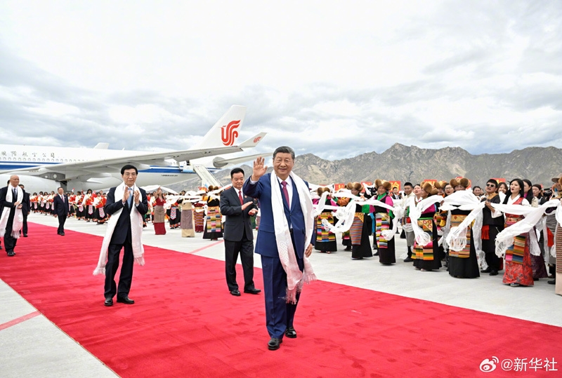 习近平率中央代表团抵达拉萨出席西藏自治区成立60周年庆祝活动  「相关图片」
