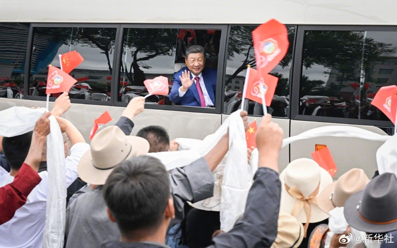 习近平率中央代表团抵达拉萨出席西藏自治区成立60周年庆祝活动  「相关图片」