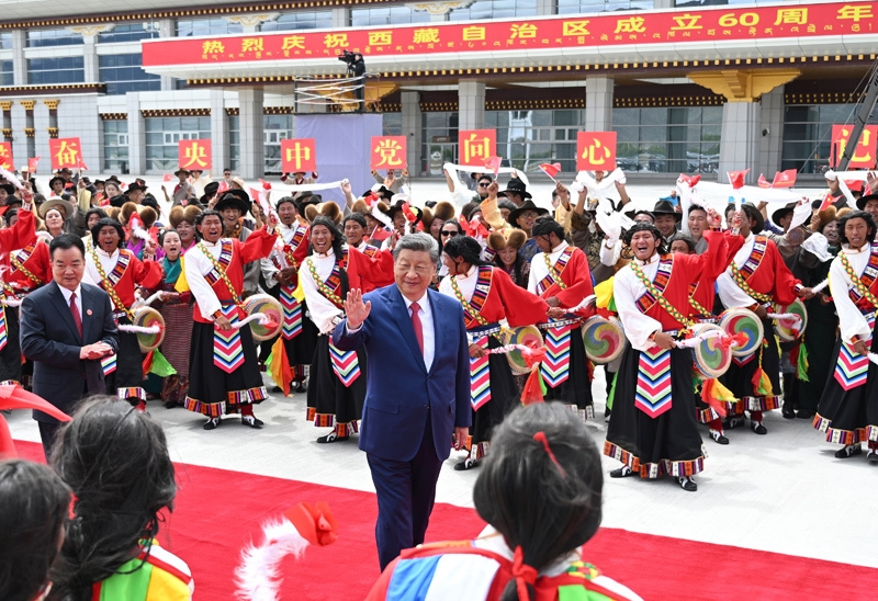 习近平在出席西藏自治区成立60周年庆祝活动后返回北京  「相关图片」