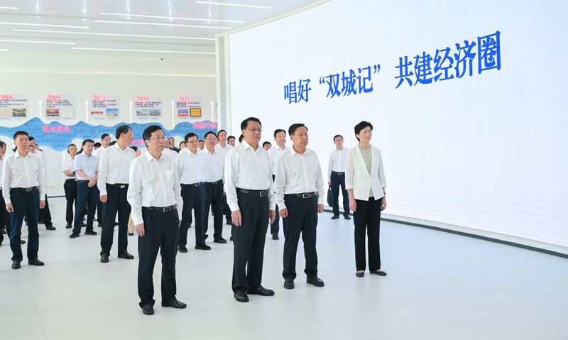 推动成渝地区双城经济圈建设重庆四川党政联席会议第十一次会议召开
站在新的历史起点携手推动双城经济圈建设
尽快成为带动西部高质量发展的重要增长极和新的动力源
袁家军通报主要成果及重庆市下一步打算 王晓晖通报四川省下一步打算
胡衡华施小琳分别通报有关情况「相关图片」