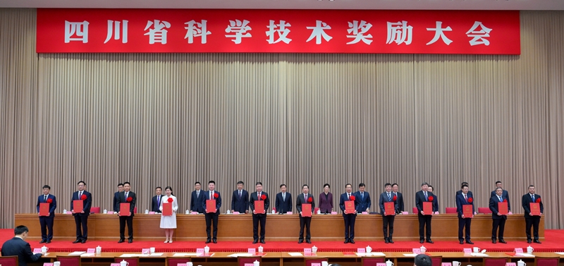 四川省科学技术奖励大会举行 
王晓晖施小琳于立军等为获奖代表颁奖  「相关图片」