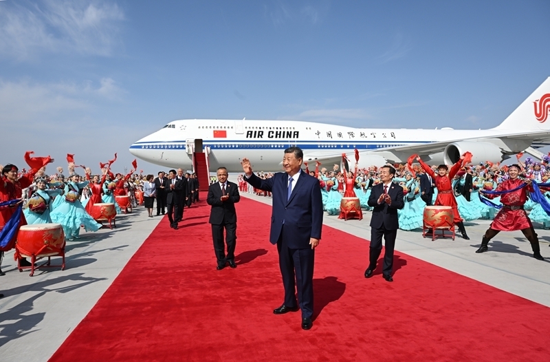 习近平率中央代表团抵达乌鲁木齐出席新疆维吾尔自治区成立70周年庆祝活动
王沪宁蔡奇同机抵达「相关图片」