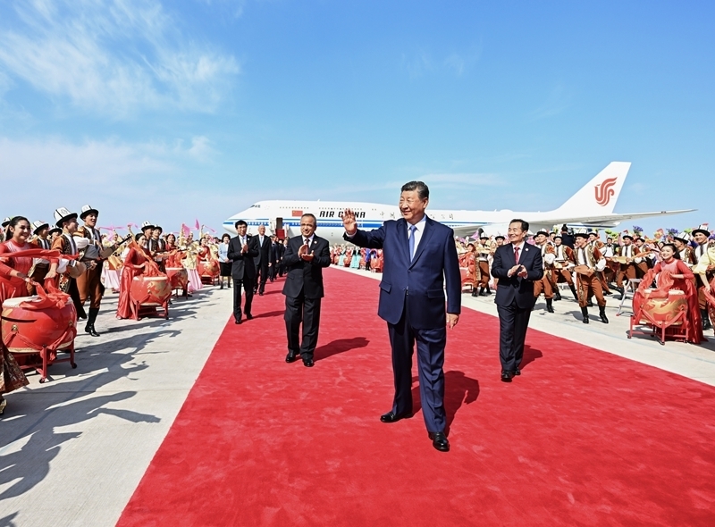 习近平率中央代表团抵达乌鲁木齐出席新疆维吾尔自治区成立70周年庆祝活动
王沪宁蔡奇同机抵达「相关图片」