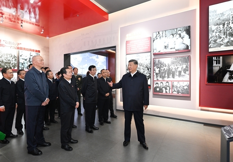 习近平参观新疆维吾尔自治区成立70周年主题成就展
王沪宁蔡奇参观展览「相关图片」
