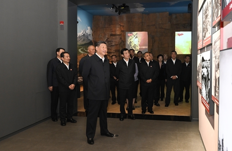 习近平参观新疆维吾尔自治区成立70周年主题成就展
王沪宁蔡奇参观展览「相关图片」