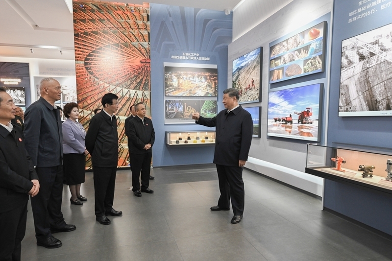 习近平参观新疆维吾尔自治区成立70周年主题成就展
王沪宁蔡奇参观展览「相关图片」