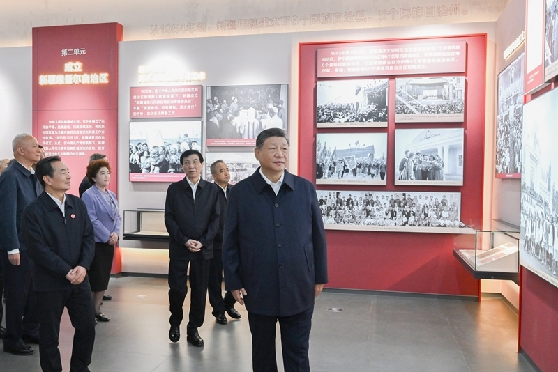 习近平参观新疆维吾尔自治区成立70周年主题成就展
王沪宁蔡奇参观展览「相关图片」