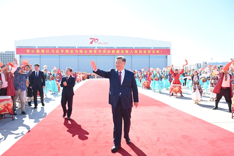习近平在出席新疆维吾尔自治区成立70周年庆祝活动后返回北京「相关图片」