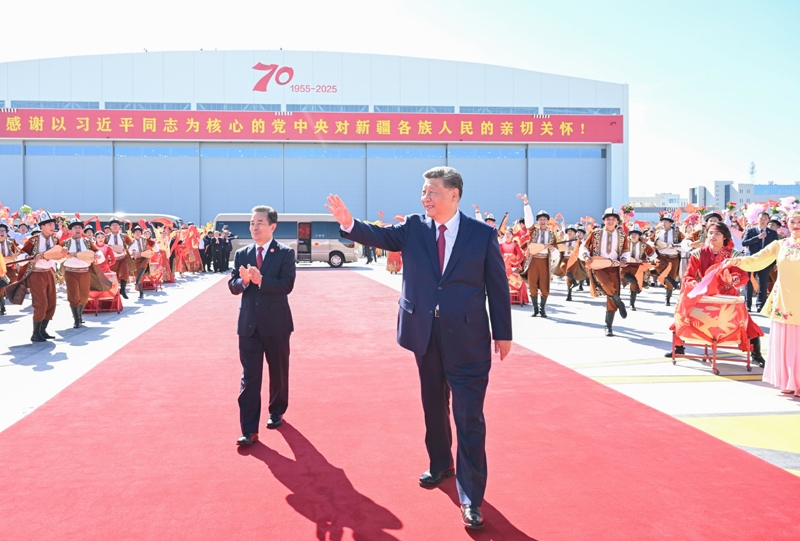 习近平在出席新疆维吾尔自治区成立70周年庆祝活动后返回北京「相关图片」