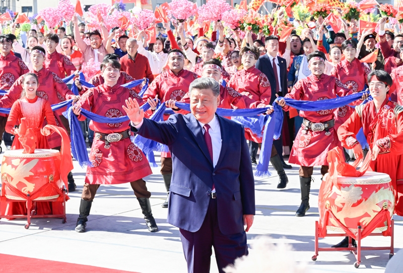 习近平在出席新疆维吾尔自治区成立70周年庆祝活动后返回北京「相关图片」