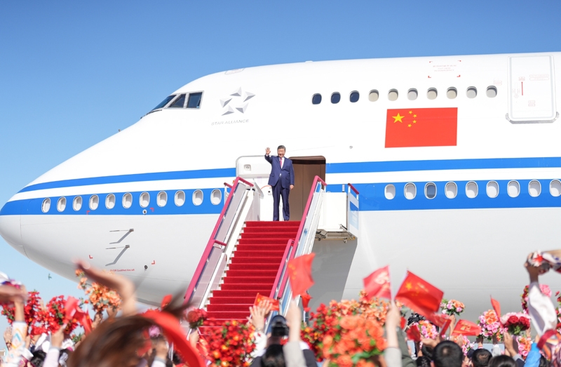 习近平在出席新疆维吾尔自治区成立70周年庆祝活动后返回北京「相关图片」