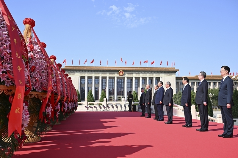 烈士纪念日向人民英雄敬献花篮仪式在京隆重举行
习近平李强赵乐际王沪宁蔡奇丁薛祥李希韩正出席「相关图片」