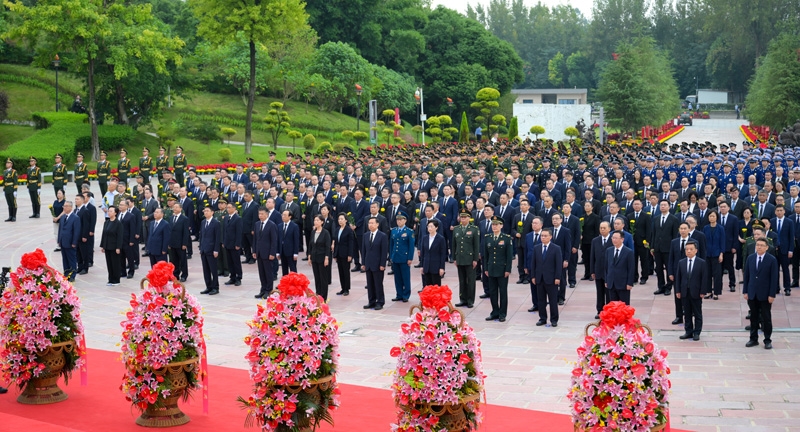 我省隆重举行向人民英雄敬献花篮仪式
王晓晖施小琳田向利于立军出席「相关图片」
