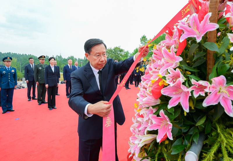 我省隆重举行向人民英雄敬献花篮仪式
王晓晖施小琳田向利于立军出席「相关图片」