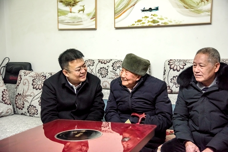 遂宁市委副书记景临走访慰问黄埔军校同学会老人