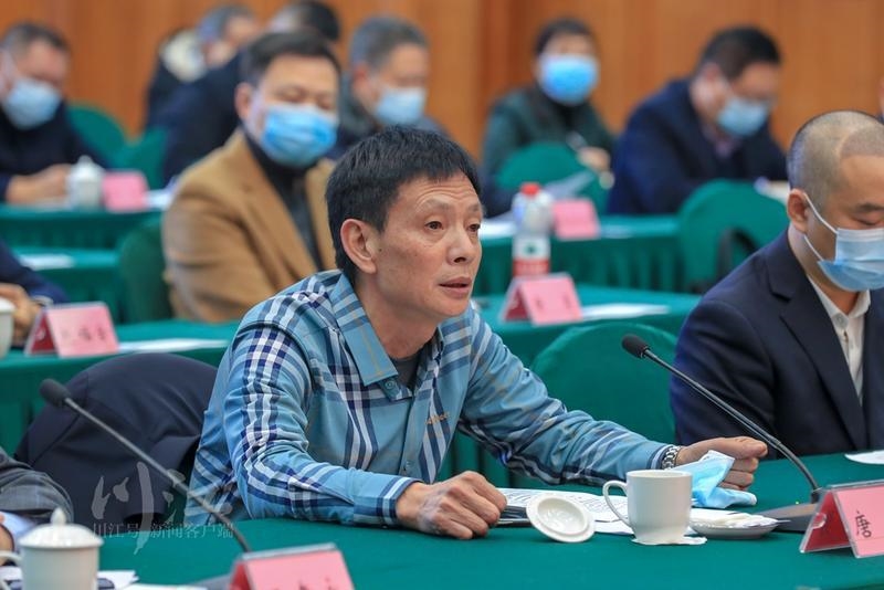 座谈会上,唐勇,赵明全,王孝永,雷根平,林代刚等返乡人士代表先后发言