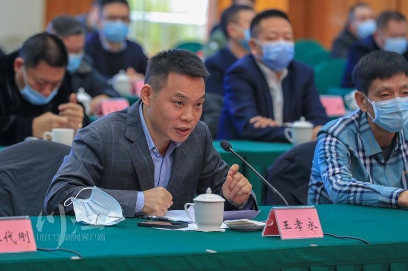 深圳市巨源光电科技公司董事长唐勇发言座谈会上,唐勇,赵明全,王孝永