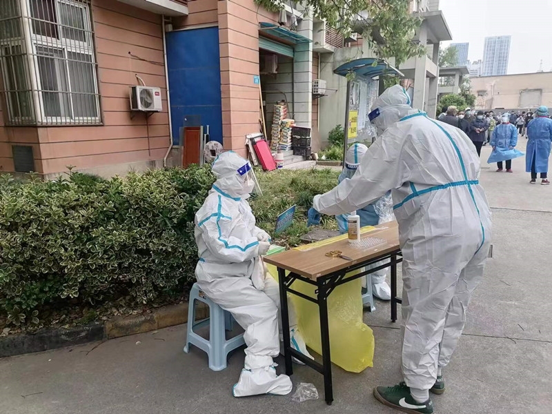 干立武参加志愿核酸检测队伍（左一）_副本.jpg