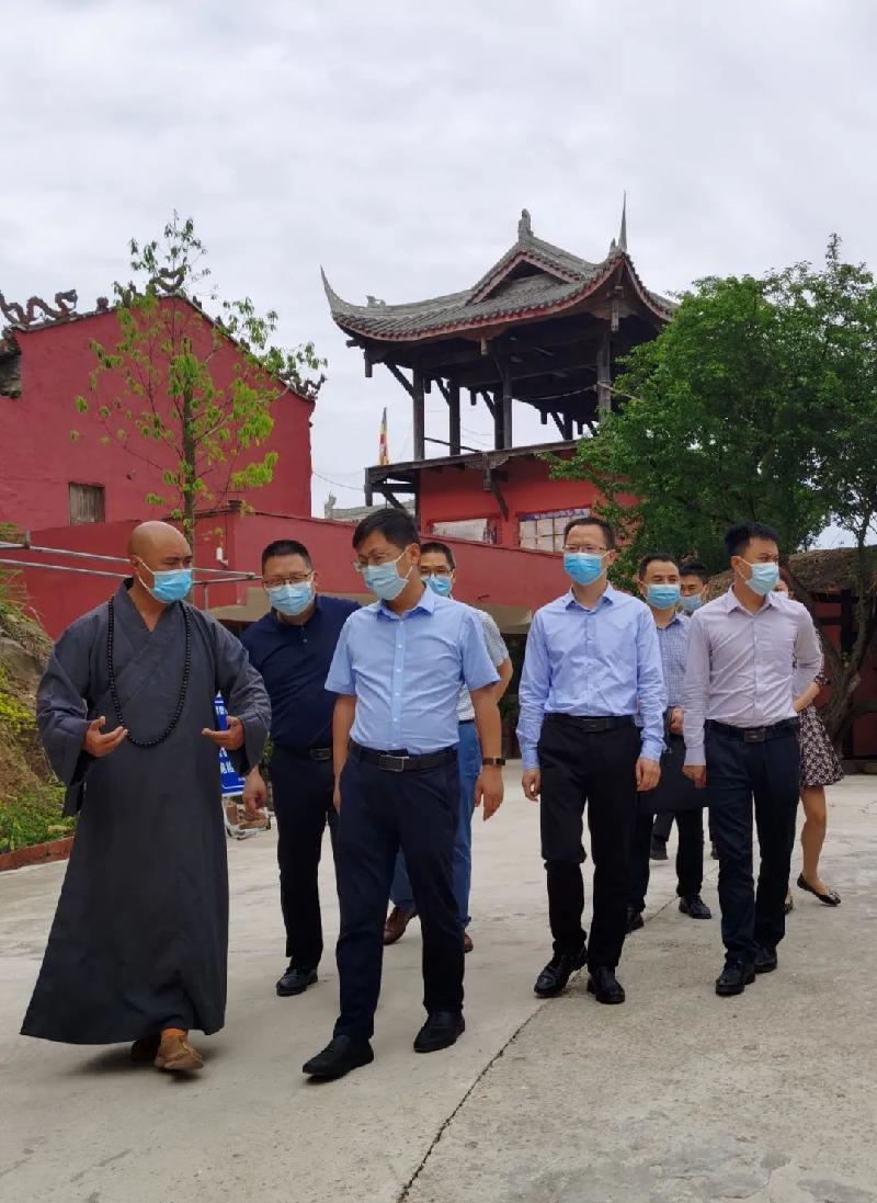 庞启来一行来到周家镇凤凰寺,听取了工作人员关于寺