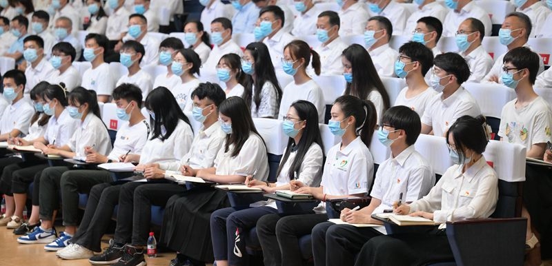 王晓晖在电子科技大学讲主题教育专题党课时强调
坚持读原著学原文悟原理
切实做到学思用贯通知信行统一「相关图片」