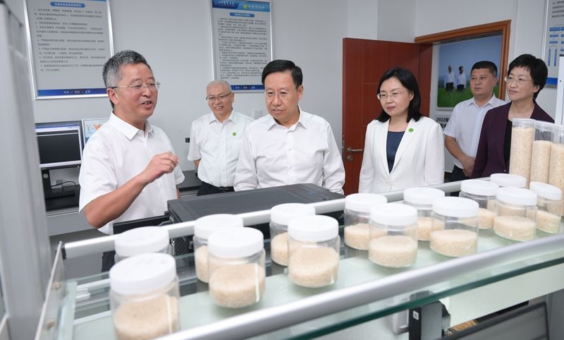 王晓晖黄强看望慰问教师
向全省广大教师和教育工作者致以节日祝贺和亲切问候
施小琳参加有关看望慰问「相关图片」