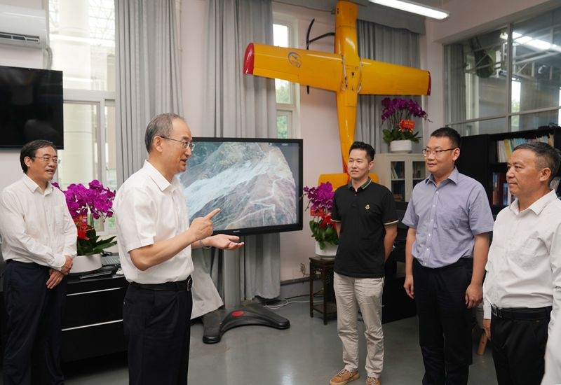 王晓晖黄强看望慰问教师
向全省广大教师和教育工作者致以节日祝贺和亲切问候
施小琳参加有关看望慰问「相关图片」