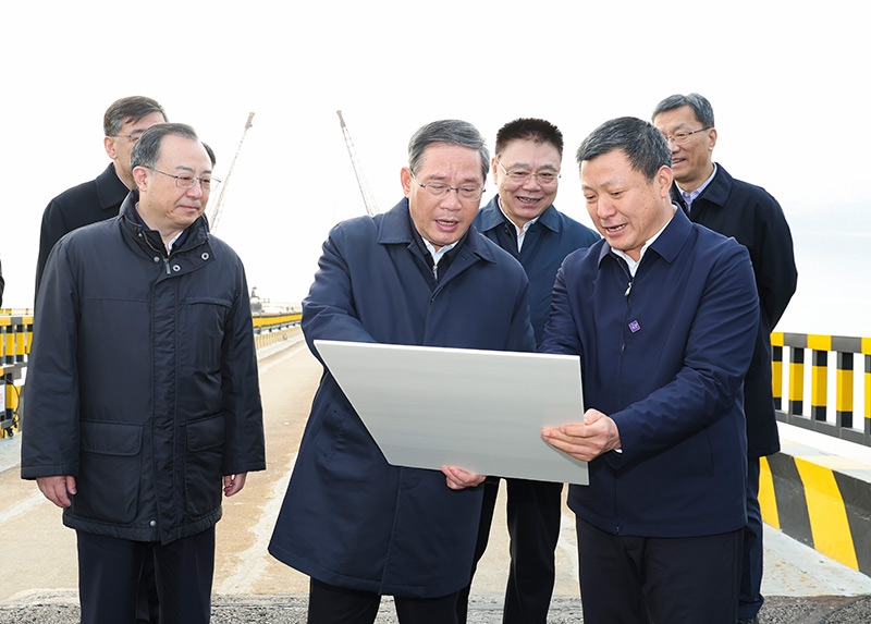 李强在湖北调研时强调
以只争朝夕奋发有为的精神状态
推动今年经济工作开好局起好步「相关图片」