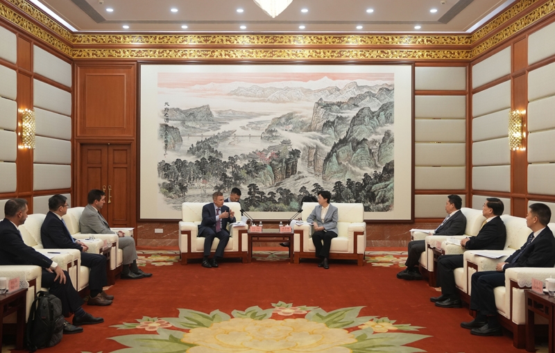 施小琳会见美敦力全球董事长兼首席执行官杰夫·马萨「相关图片」