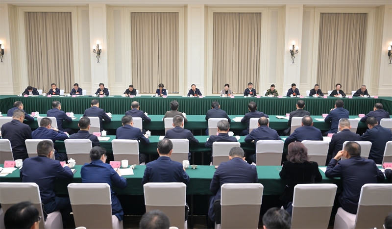 王晓晖在省级领导干部深入贯彻中央八项规定精神学习教育读书班上强调
始终用严的标准严的要求检身正己
示范带动全省干部队伍作风持续向好
施小琳田向利于立军参加「相关图片」