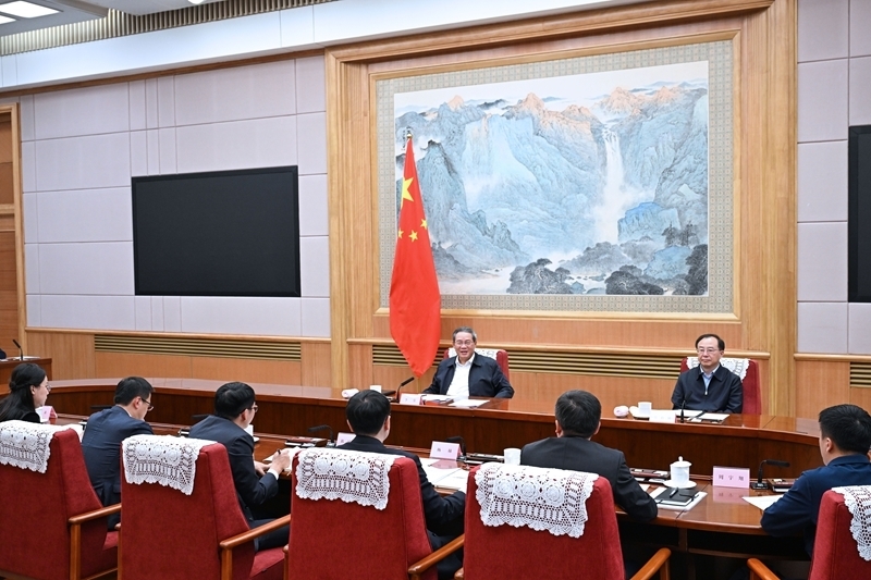 李强主持召开经济形势专家和企业家座谈会「相关图片」