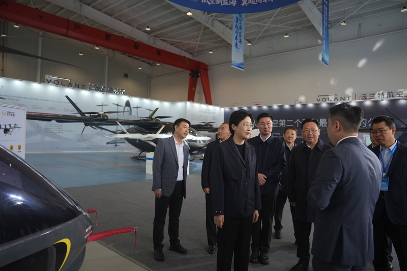 2025四川低空经济产业链生态大会在自贡举行
施小琳为四川省低空经济产业研究院授牌「相关图片」