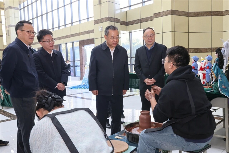 普布顿珠在泸州、内江调研