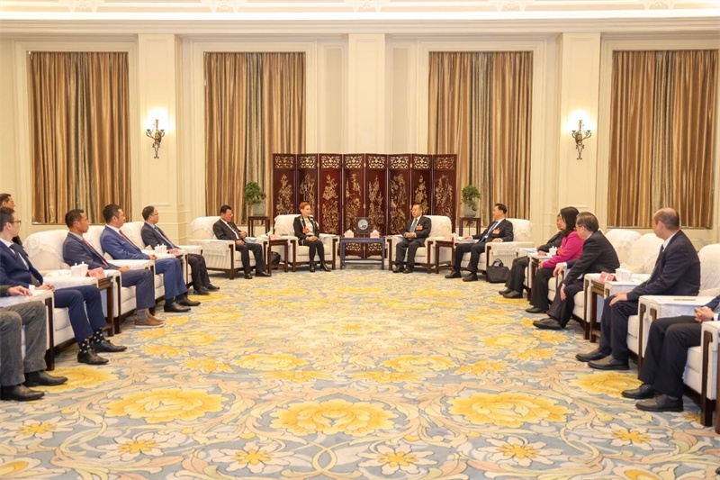 普布顿珠在蓉会见省政协港澳委员