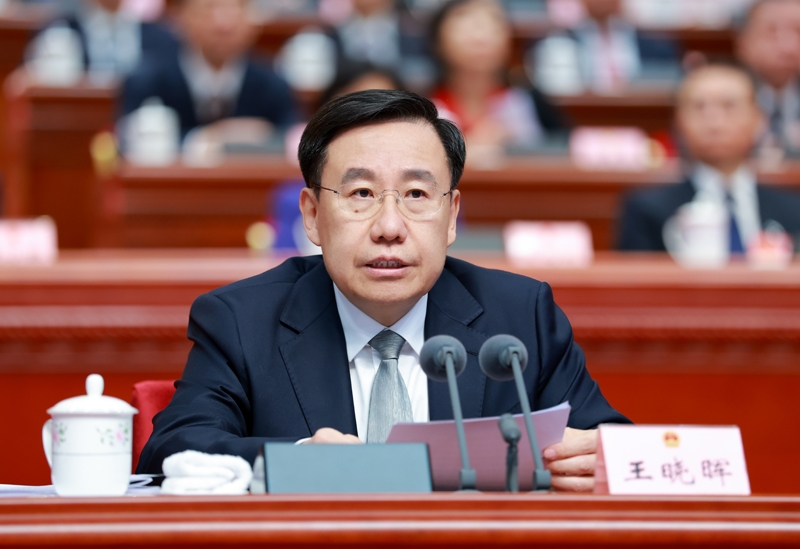 省十四届人大五次会议开幕
王晓晖主持开幕会并宣布开幕
施小琳作政府工作报告 田向利于立军出席「相关图片」