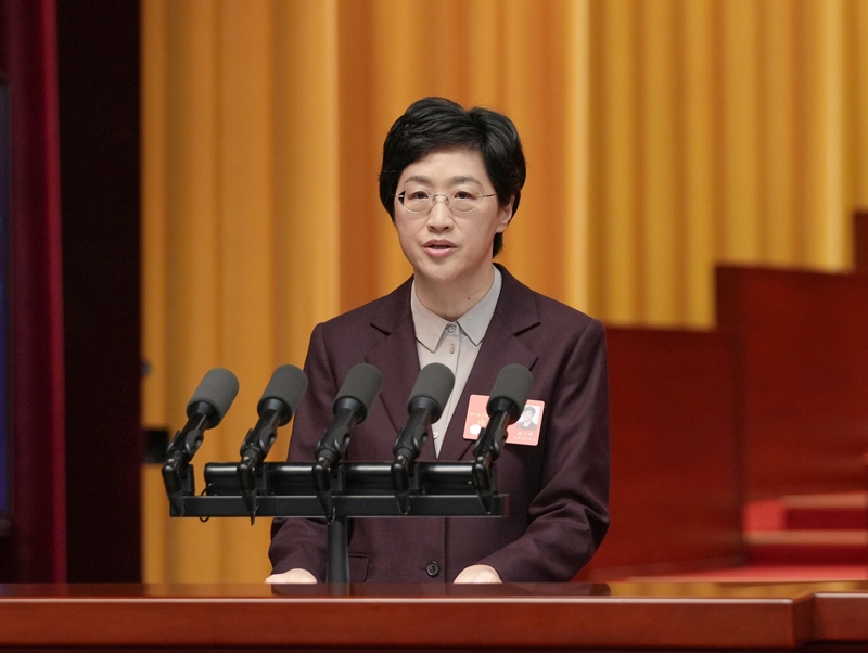 省十四届人大五次会议开幕
王晓晖主持开幕会并宣布开幕
施小琳作政府工作报告 田向利于立军出席「相关图片」