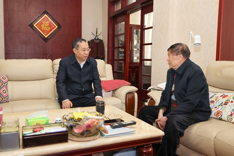 普布顿珠春节前夕看望慰问离退休老同志