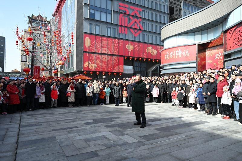 习近平春节前夕在北京看望慰问基层干部群众 
向全国各族人民致以美好的新春祝福 
祝各族人民幸福安康祝伟大祖国繁荣昌盛 
蔡奇陪同考察「相关图片」